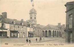 PLEINE FOUGERES LA PLACE EGLISE ET LA HALLE - Sonstige & Ohne Zuordnung