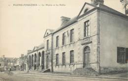 PLEINE FOUGERES LA MAIRIE ET LES HALLES - Sonstige & Ohne Zuordnung