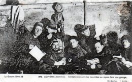 Cpa (80)-la Guerre 1914-18- Acheux Soldats Revenant Des Tranchèes Au Repos Dans Une Grange . - Acheux En Amienois