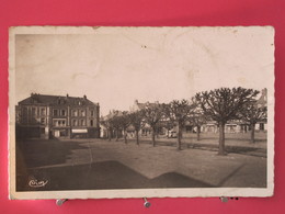 Visuel Pas Très Courant - 76 - St Romain De Colbosc - Place De L'Hôtel De Ville - Scans Recto Verso - Saint Romain De Colbosc