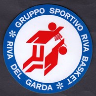 Basketball / Gruppo Sportivo Riva Basket, Riva Del Garda / Adesivo Sticker Label Autocollant / Pallacanestro - Abbigliamento, Souvenirs & Varie