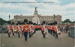 AK London Buckingham Palace And Guards Victoria Memorial A Constitution Hill Mall Spur Road United Kingdom England UK - Buckingham Palace