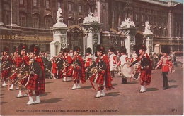 AK London Buckingham Palace Scots Guards Pipers Victoria Memorial A Constitution Hill Mall United Kingdom England UK - Buckingham Palace