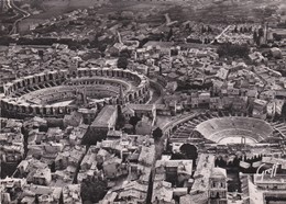 CPSM 10X15 . Vue Aérienne . ARLES (13) Les Arènes Et Le Théâtre Antique (Opérateur R. Henrard ) - Arles