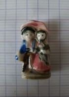 COUPLE AU PARAPLUIE - FEVE SANTONS 1991 - ANCIENNE BRILLANTE - Santons