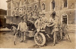 CPA 2510 - MILITARIA - Carte Photo Militaire - PERONNE - Caserne Foy - Soldats Sur Camion Militaire - Photo E. SOUILLARD - Matériel