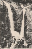 VERNET LES BAINS    66  PYRENEES  ORIENTALES CPA GROUPE DEVANT LA CASCADE - Autres & Non Classés