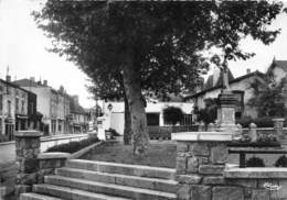 42-LA-PACAUDIERE- PLACE DE L'EGLISE ET LA ROUTE BLEUE - La Pacaudiere