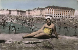 X334 - Girl Fille In Swimsuit Sitting By The MAR DEL PLATA Beach - Hand Colored Photo PC 1954 - Anonyme Personen