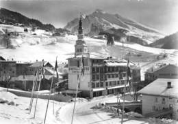 74-LA-CLUSAZ- LE CENTRE DU VILLAGE AU FOND LE PIC DE L'ETALE - La Clusaz