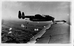 Parachutisme. CPSM. Parachutes.  Soldats Sautent D'un Avion Nord 2501.  1955. - Parachutting