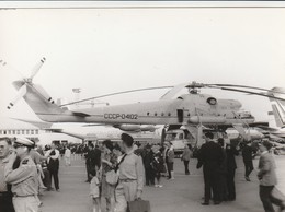 Rare Photo Véritable Salon Du Bourget Années 60 Hélicoptère Russe Transport Bus Taille 12.7 X 9 Cm - Aviation