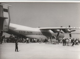 Rare Photo Véritable Salon Du Bourget Années 60 Avion Russe Transport Taille 12.7 X 9 Cm - Fliegerei