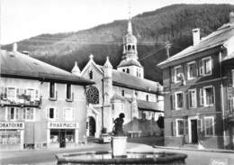 74-THÔNES- PLACE AVET- L'EGLISE ET LA FONTAINE - Thônes