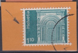 Delcampe - SUISSE 1973-75:   'Monuments',  Le 1,10 Fr. Oblitéré Sur Fragment, Variété 'points Et Traits Parasites Dans La Marge' - Abarten