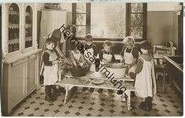 Berlin - Pestalozzi-Fröbelhaus I. - Karl-Schrader-Strasse 8 - Bei Der Hausarbeit Im Kindergarten - Schoeneberg