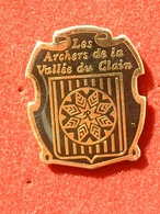 PIN'S TIR A L'ARC - LES ARCHERS DE LA VALLEE DU CLAIN - Bogenschiessen