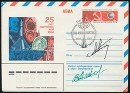 Vlagyimir Ljahov (1941- ) Szovjet és Alekszandr Alekszandrov (1951- ) Bolgár űrhajósok Aláírásai Emlékborítékon /
Signat - Autres & Non Classés