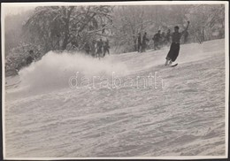 1930-1935 Kinszki Imre (1901-1945): 'Sturz Im Pulverschnee -- Bukás A Porhóban'. Vintage Fotó, Hátoldalán Szerzői Pecsét - Otros & Sin Clasificación