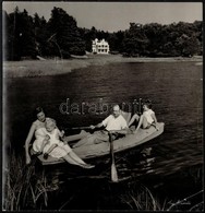 Cca 1950 Toni Frissell (1907-1988): Id. Joseph P. Kennedy Csónakázik A Családjával, Jelzett, A Felületén Gyűrődésekkel,  - Otros & Sin Clasificación