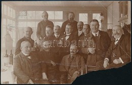 1911 Budapest-Hűvösvölgy, Társaság étteremben, Fotó, Hátulján Feliratozva, Sérült - Otros & Sin Clasificación