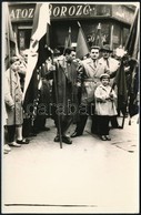 Cca 1955 Gyülekezés Május Elsejei Felvonulásra, Találkozóhely A Borozó, Fotó, 14×9 Cm - Otros & Sin Clasificación