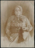 Cca 1910 Idős Nő Kötés Közben, Körbevágott Fotó, Felületén Törésnyomokkal, 9×6,5 Cm - Autres & Non Classés
