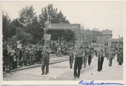 1945 MÁVAG-Hidászok Május 1-én Szegeden, Liebmann Béla Jelzett Fotója, Feliratozva, 9x13 Cm - Autres & Non Classés