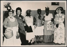 Cca 1930-1940 Farsangi öltözetben, Közte Négernek öltözött Hölgyek, 12,5×18 Cm - Otros & Sin Clasificación