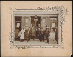 Cca 1910 Kaposvár, Kocsma Előtt, Kartonra Kasírozott Fotó, 13×17 Cm - Autres & Non Classés