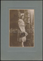 Cca 1920-1930 Fiatal Lány Gereblyével és Virággal, Kartonra Ragasztott Fotó, 15,5×10,5 Cm - Autres & Non Classés