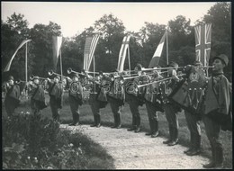 Cca 1949 Díszhuszár Kürtösök Rákosi-címeres Zászlóval, Valószínűleg A Budapesti Nemzetközi Vásáron, Bojár Sándor Pecsétt - Autres & Non Classés