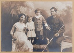 1917 Katonatiszt A Családjával, Fotó üvegezett Keretben. 28x21 Cm - Autres & Non Classés