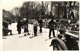 ** T1/T2 Budapest XII. Svábhegy, Téli Sportélet A Normafánál, Síelők Automobilok Mellett - Ohne Zuordnung