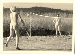 ** T1 Meztelenül Tollaslabdázó Hölgyek A Tóparton / Erotic Nude Ladies Playing Badminton On The Lakeshore. Modern Adox F - Non Classificati