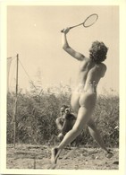 ** T1 Meztelenül Tollaslabdázó Hölgy A Tóparton, Fényképész / Erotic Nude Lady Playing Badminton On The Lakeshore, Photo - Non Classificati