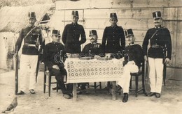 T2 ~1913 Osztrák-magyar Katonák Szolgálatra Készen Egy Asztal Körül / Austro-Hungarian K.u.K. Military Soldiers Around T - Non Classés