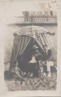 Photographie - Carte-Photo - Famille à La Plage Avec Leur Chiens - Cabourg 14 Cabine De Bains - Villa - Fotografie