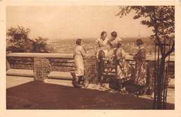 92-SURESNES- ECOLE PRIMAIRE SUPERIEURE DE FILLES - LA COUR DE RECREATION ET LA VUE SUR PARIS - Suresnes