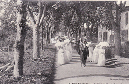 CPA Animée  (47) BON-ENCONTRE La Grande Allée Procession Fête Religion (Cliché Brillant, Carte-photo ?) (2 Scans) - Bon Encontre