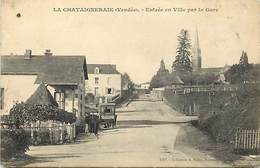 -dpts Div.-ref-AH133- Vendée - La Chataigneraie -entrée Ville Par La Gare - Gares - Ligne Chemin De Fer - Voiture Hotels - La Chataigneraie