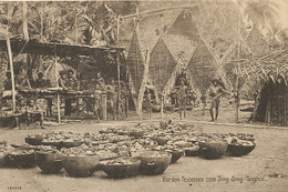 Vor Dem Festessen Zum Sing Sing Tanzfest Nude Natives Preparing Food For Feast - Papoea-Nieuw-Guinea