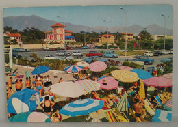 Delcampe - Marina Di Massa Spiaggia Animata  Auto Cars Renaul 4  Cartolina 1976 - Massa