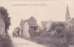 CPA 86 @ LES TROIS MOUTIERS - La Route De Loudun @ Edition L. Thomasson (Angers) C.L.B - Les Trois Moutiers