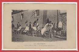 METIERS - COIFFEURS - Salonique - Coiffeurs Dans La Rue - Artesanal