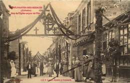 190319A - 14 SAINT MARTIN DES BESACES Rue De L'église Un Jour De Fête - Fleur évènement - Autres Communes
