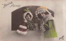 YOUNG GIRLS-COLORFUL FUR TRIMMED COATS & HAT/BOW IN HAIR--1913 PHOTO BONNE ANNEE POSTCARD 39656 - Sonstige