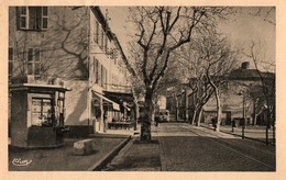83. CPA. LA GARDE, Près Toulon, L'avenue Carnot. Commerces, Kiosque A Journaux. - La Garde