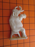 319b Figurine Publicitaire Années 50/60 ELEPHANT DE CIRQUE , Demi Ronde-bosse , Plastique Dur Couleur Ivoire - Andere & Zonder Classificatie