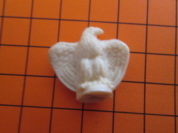 319b Figurine Publicitaire Années 50/60 OISEAU AIGLE , Ronde-bosse , Plastique Dur Couleur Ivoire - Vogels